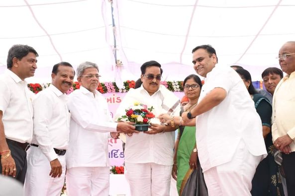 રાજકીય અને સહકારી આગેવાન મહુવા સુગર અને સુમુલ ડેરીના ચેરમેન સુરત, શ્રી માનસિંહ કાકાને જન્મદિવસની ખૂબ ખૂબ શુભેચ્છાઓ.